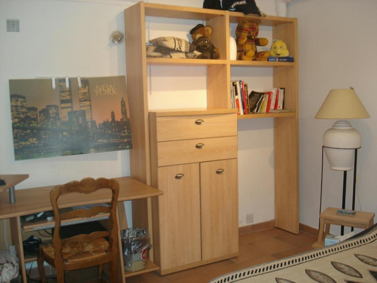 Appartement En Sous Sol De Villa Avec Acces Jardin Et Piscine Marseilles Exterior foto