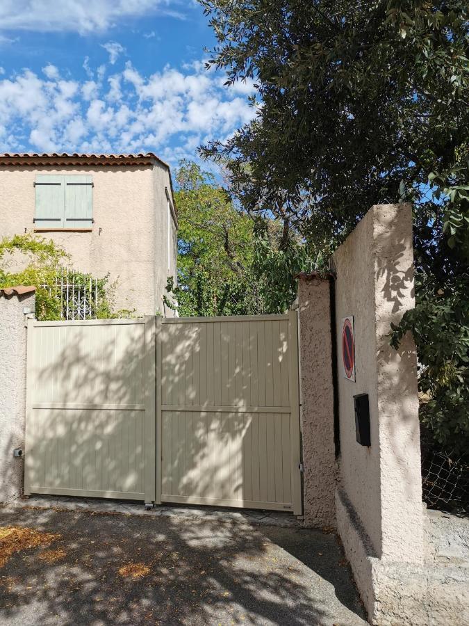 Appartement En Sous Sol De Villa Avec Acces Jardin Et Piscine Marseilles Exterior foto