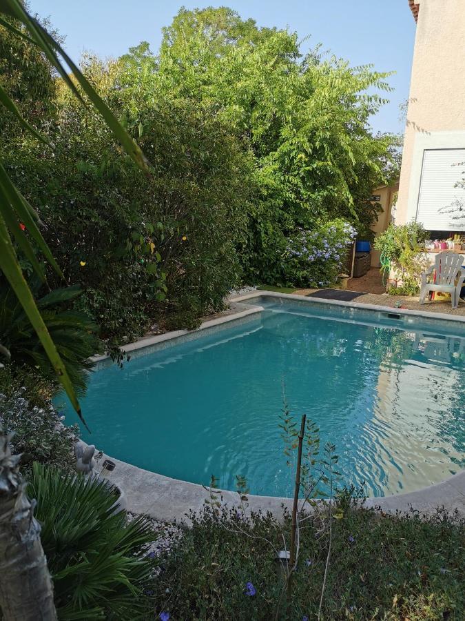 Appartement En Sous Sol De Villa Avec Acces Jardin Et Piscine Marseilles Exterior foto
